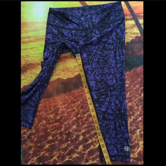 Zumba Wear Capri Leggings Size XSmall Purple/Black - Picture 5 of 8
